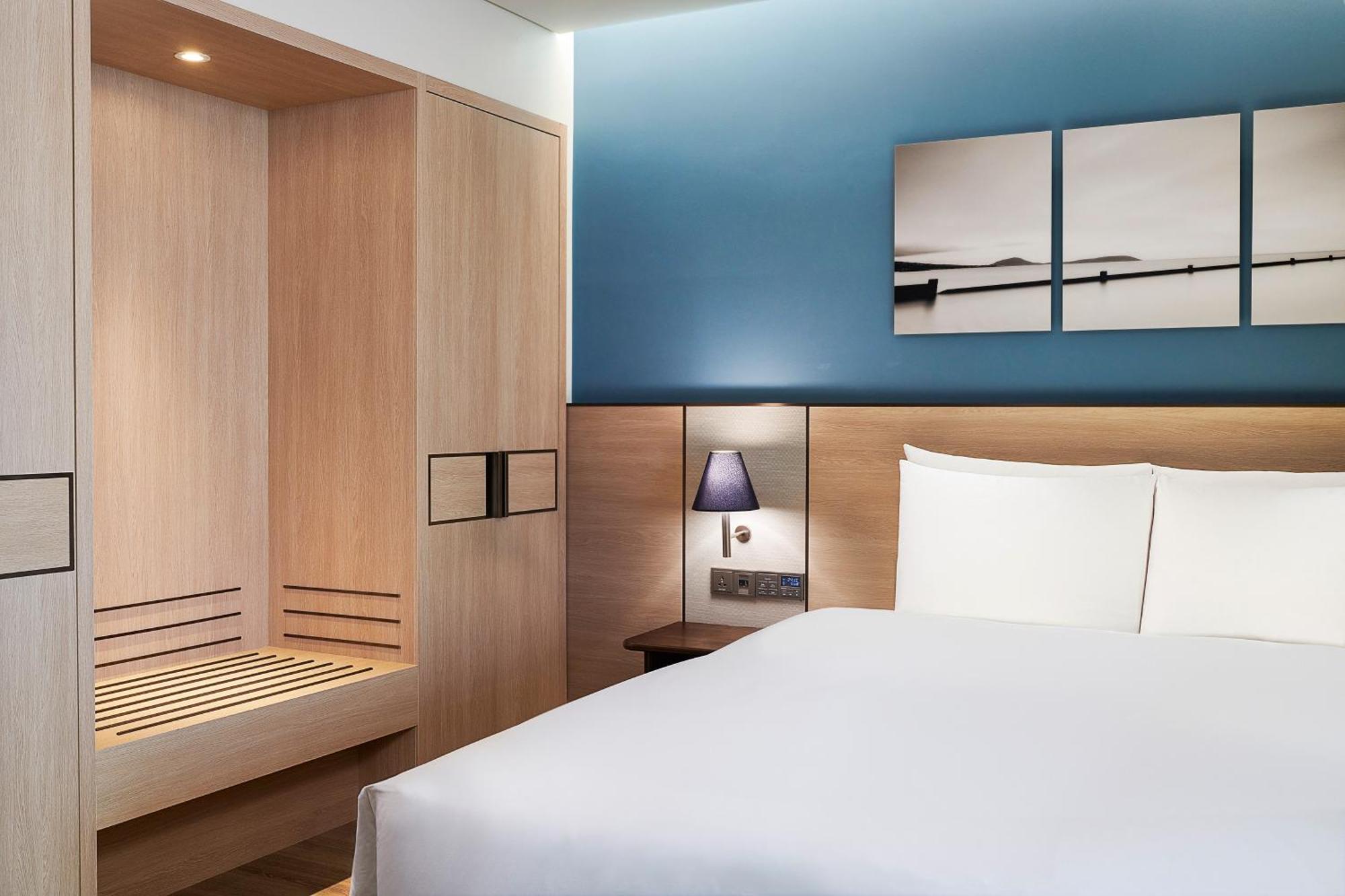 Parnas Hotel Jeju Seogwipo Exterior photo A typical room at the hotel