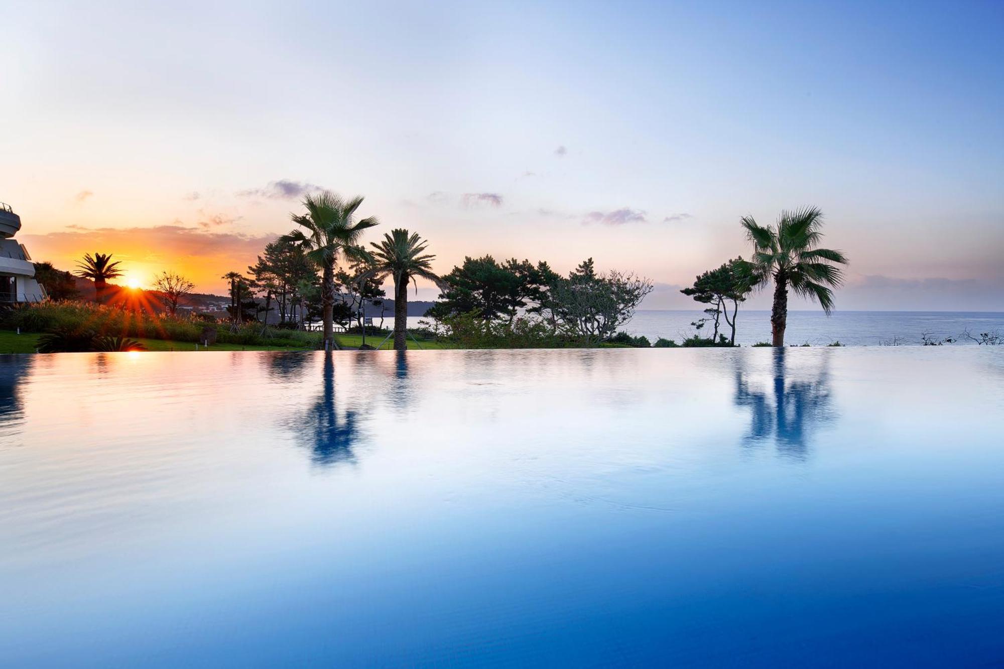 Parnas Hotel Jeju Seogwipo Exterior photo Sunrise at the resort