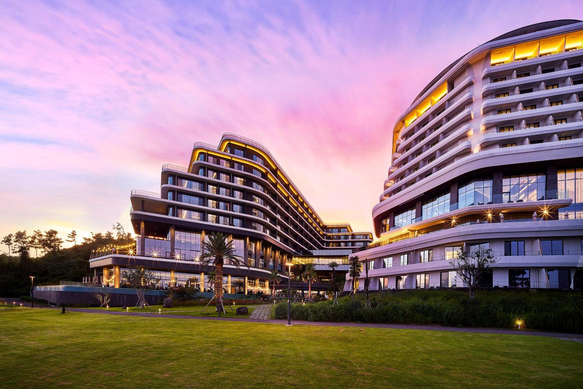 Parnas Hotel Jeju Seogwipo Exterior photo The hotel at dusk