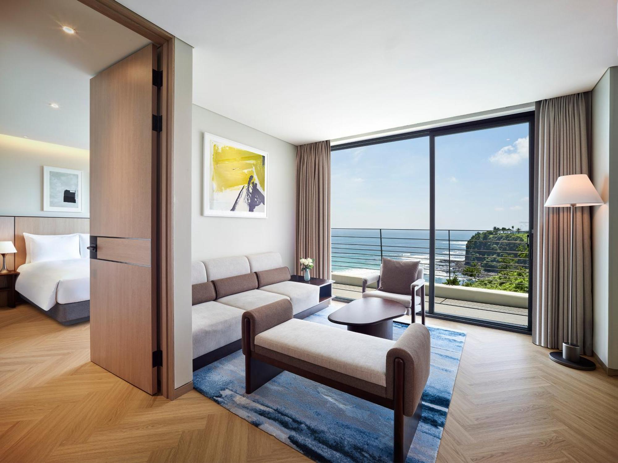 Parnas Hotel Jeju Seogwipo Exterior photo A suite at the hotel