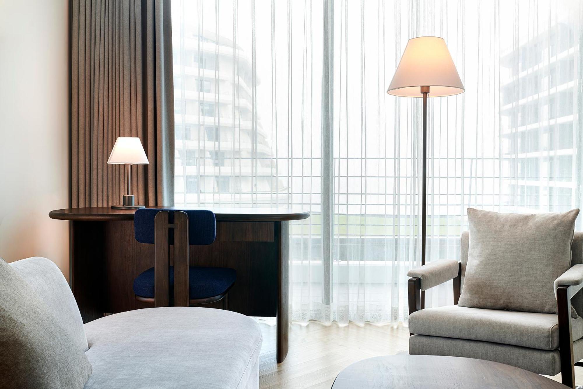 Parnas Hotel Jeju Seogwipo Exterior photo A room at the hotel
