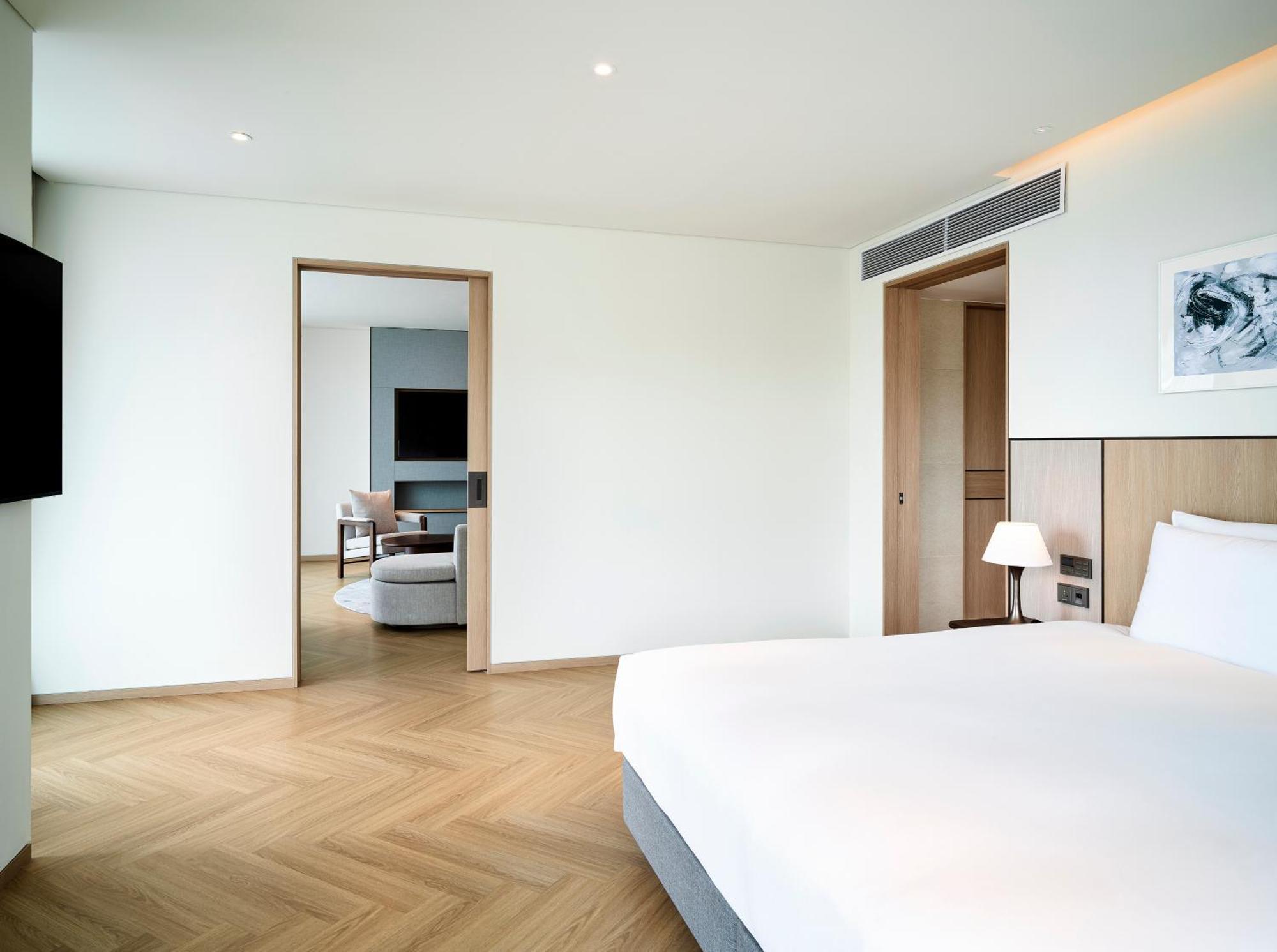 Parnas Hotel Jeju Seogwipo Exterior photo A bedroom at the hotel