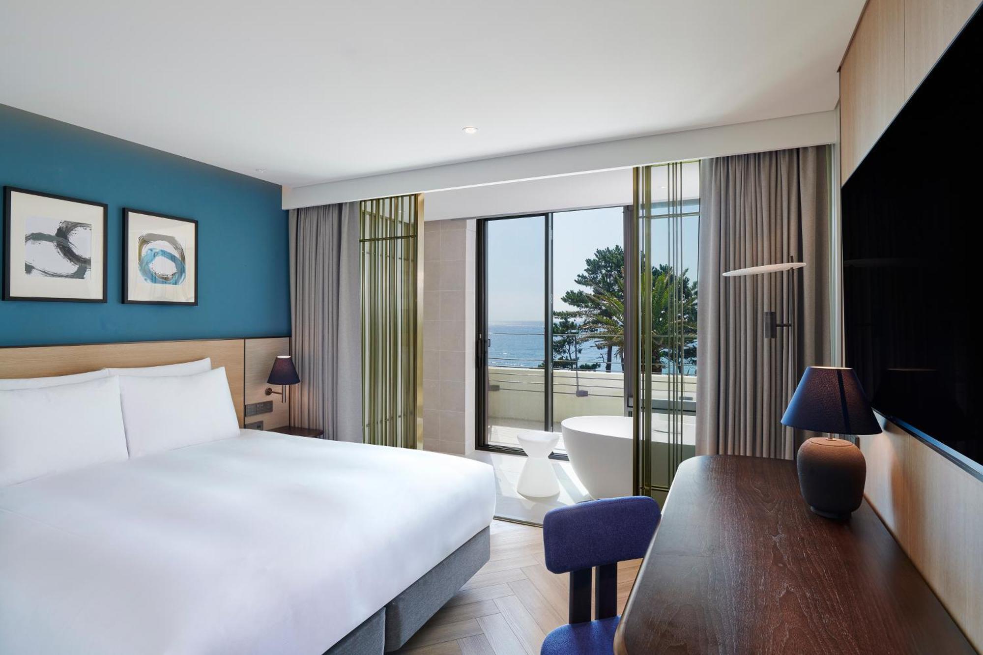 Parnas Hotel Jeju Seogwipo Exterior photo A guest room at the hotel