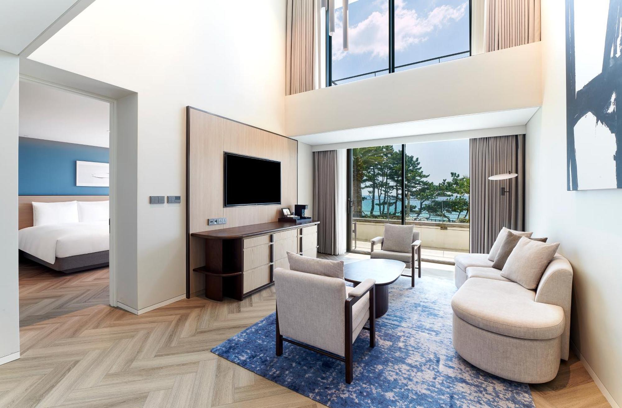 Parnas Hotel Jeju Seogwipo Exterior photo A suite at the hotel