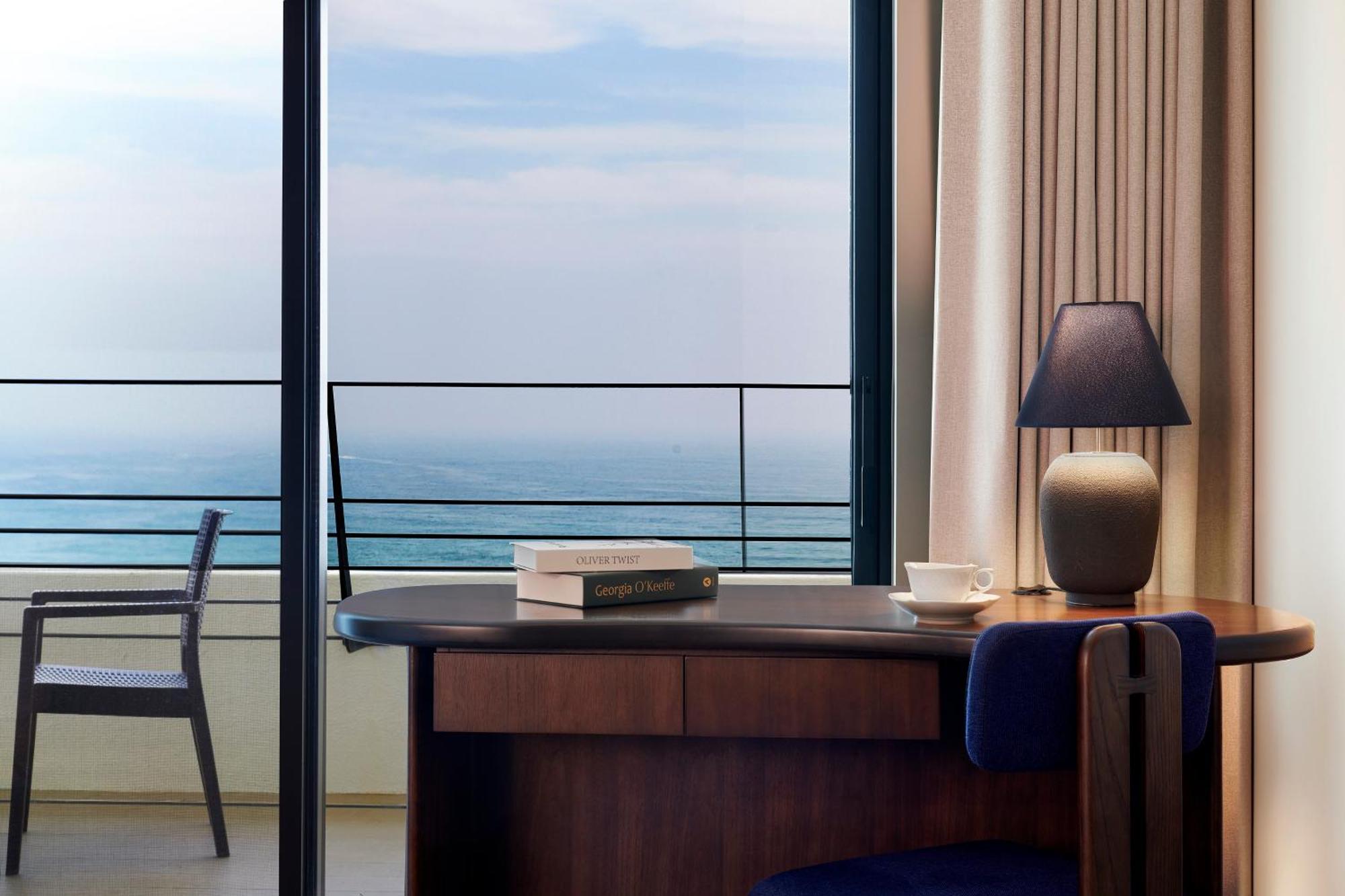 Parnas Hotel Jeju Seogwipo Exterior photo A room at the hotel