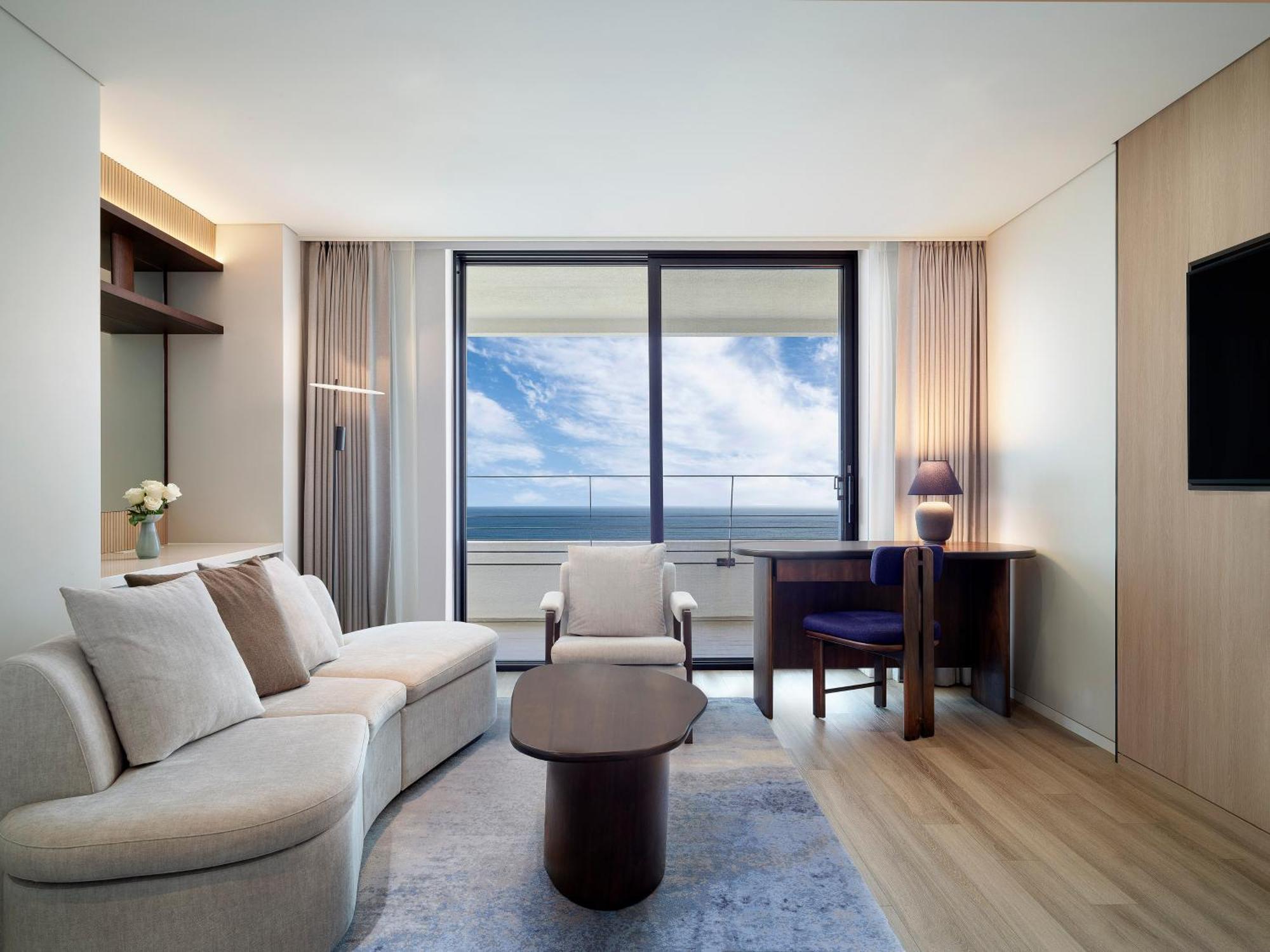 Parnas Hotel Jeju Seogwipo Exterior photo A living room at the hotel