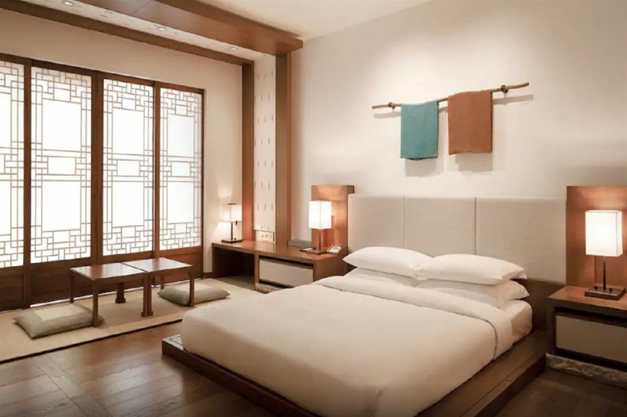 Parnas Hotel Jeju Seogwipo Exterior photo A room at the hotel