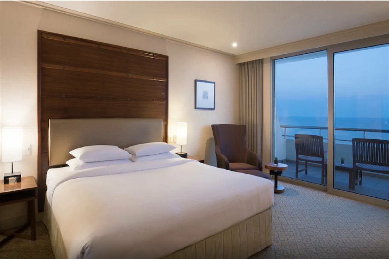 Parnas Hotel Jeju Seogwipo Exterior photo A room at the hotel